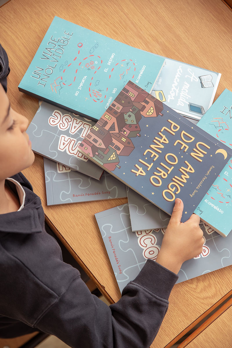 Alumno leyendo su libro personalizado de AmedidaCuentos